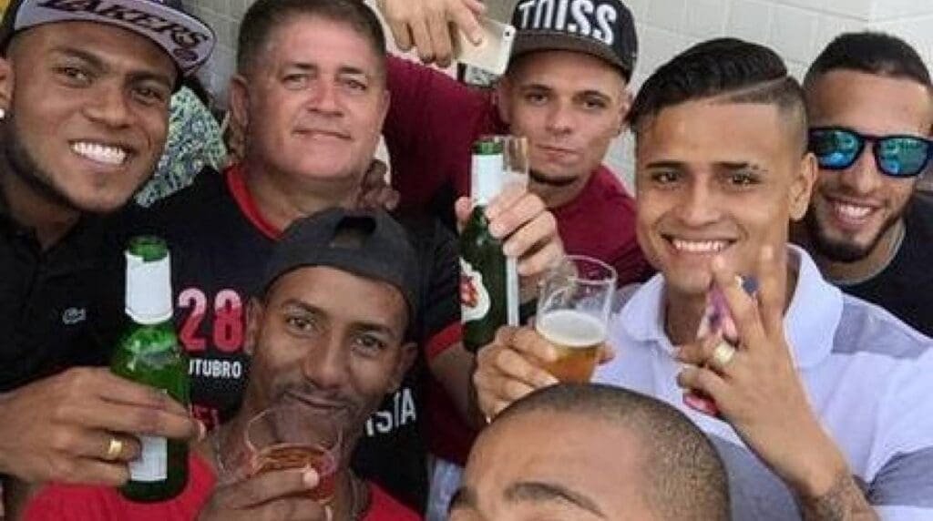 Jogadores do Flamengo na festa do Jogador Paulinho que ficou conhecida como "Bonde da Stella"