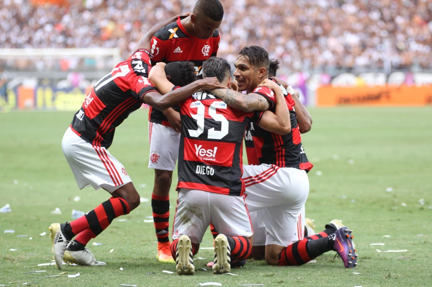 Um péssimo bom resultado ou um ótimo resultado ruim Jogadores do Flamengo comemorando gol contra o Atlético Mg pela 33° Rodada do Campeonato Brasileiro de 2016