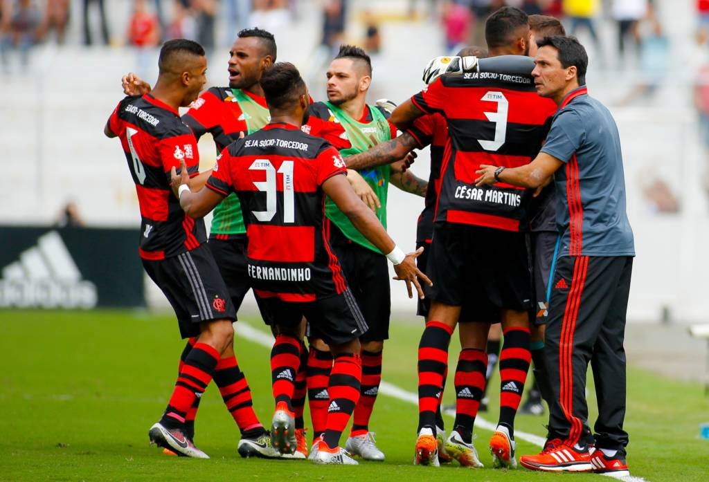 2016: o ano do deixou chegar, fodeu (pra gente) Jogadores do Flamengo comemorando gol na partida contra a Ponte Preta pelo Brasileirão 2016