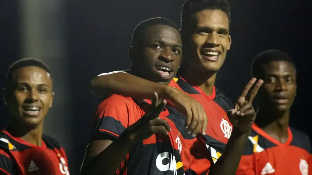 Elenco do Flamengo comemorando gol na Copa São Paulo 2017