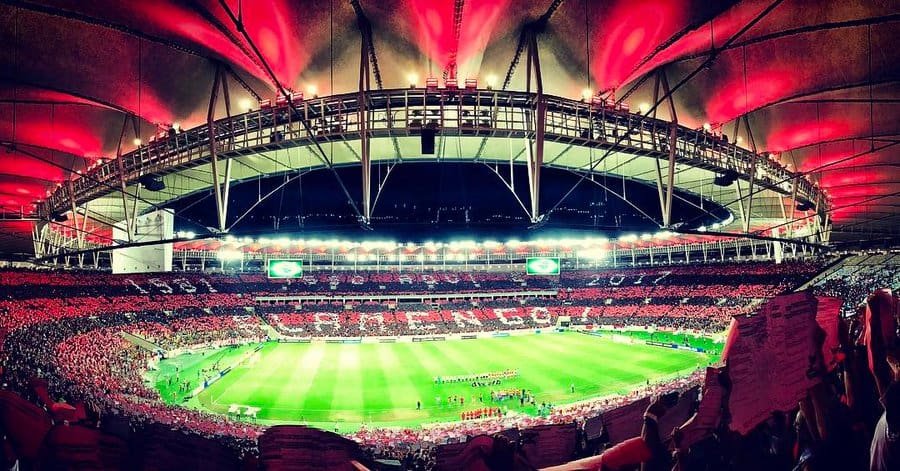 Sobre Flamengo, erros, acertos e amor incondicional Torcida do Flamengo fazendo mosaico em partida de Libertadores