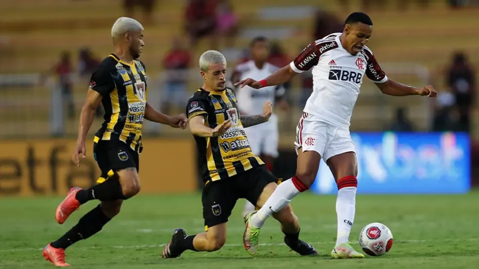A luta para assistir a partida teve mais emoção que o 0x0 do Flamengo Lazaro em disputa de bola com jogadores do Volta Redonda