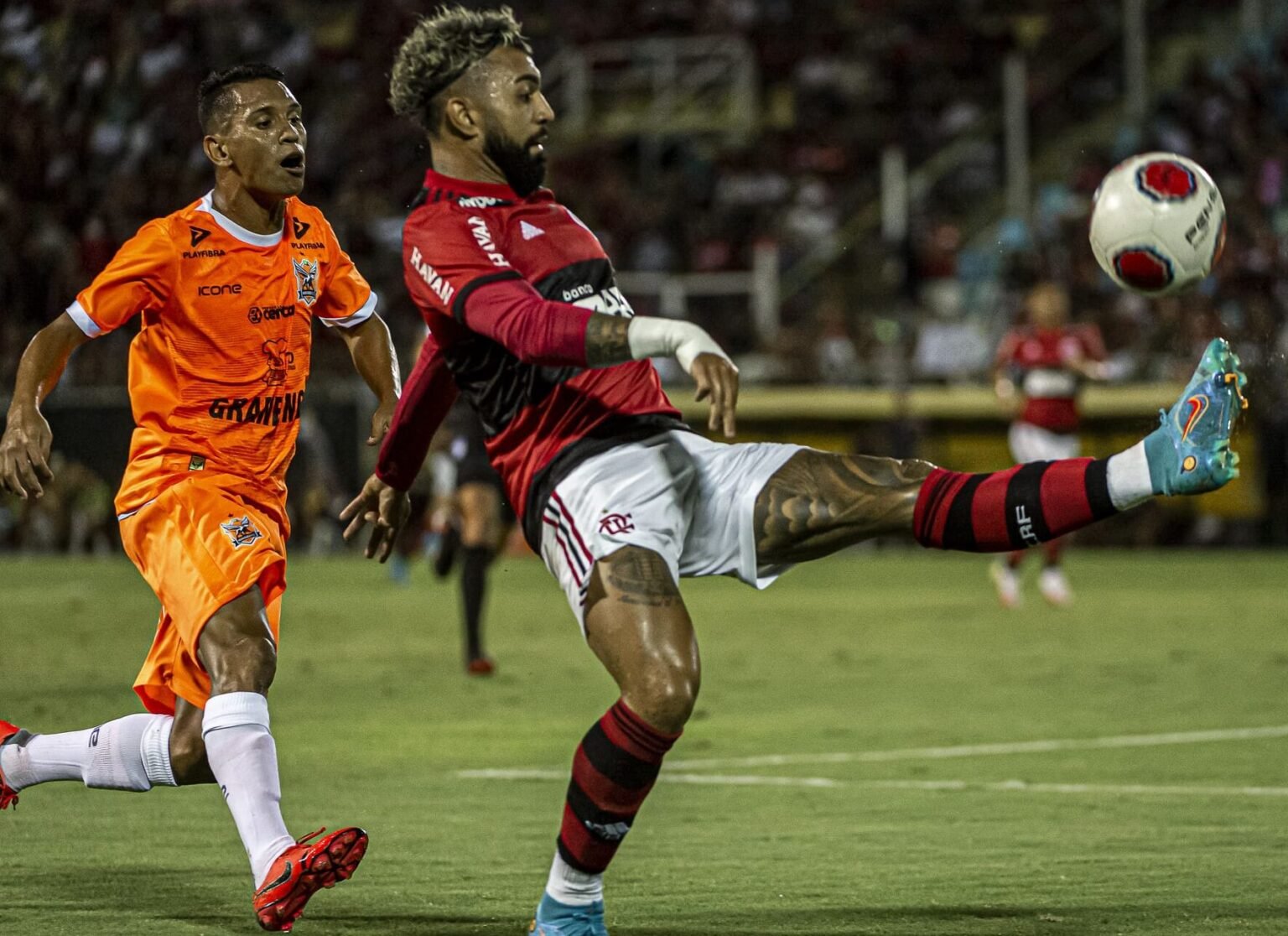 Gabigol dominando bola em partida contra o Nova Iguaçu pelo Campeonato Carioca de 2022