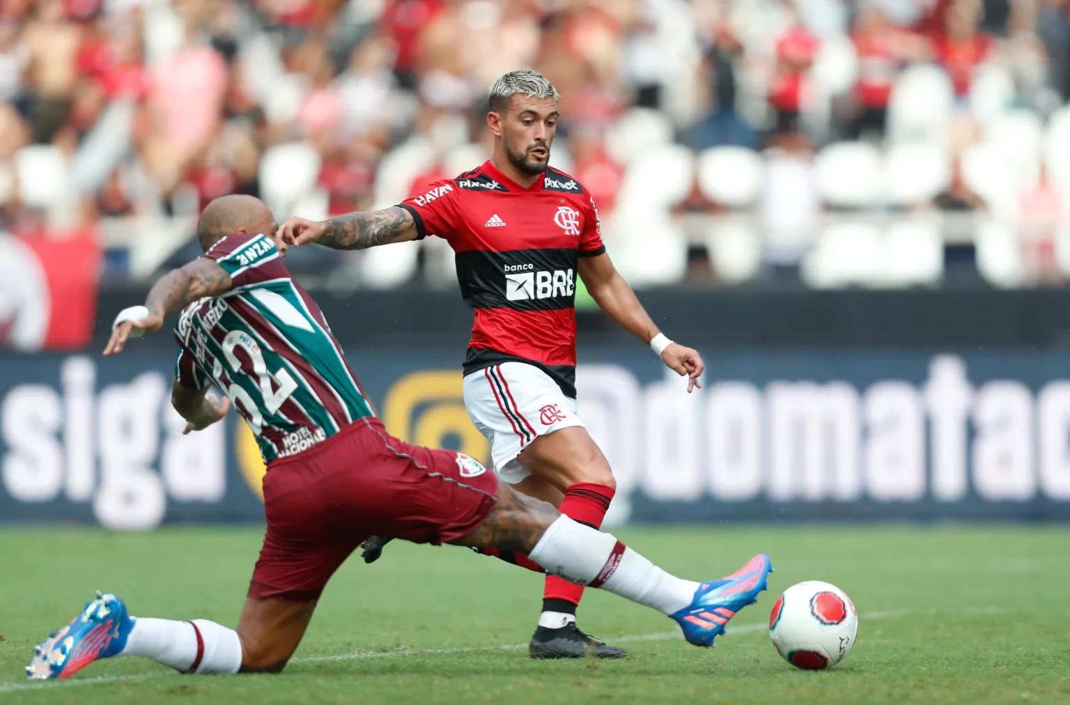 Um clássico pra ensinar em quem Paulo Sousa não pode confiar Arrascaeta e Felipe Melo em disputa de bola