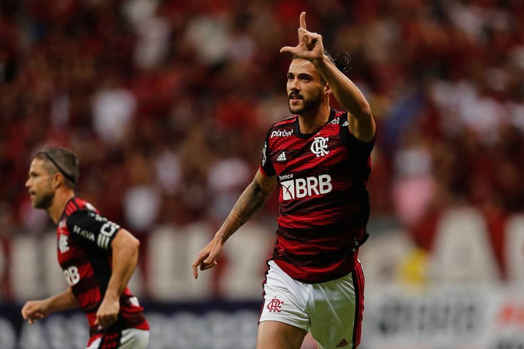 Gustavo Henrique comemorando gol do Flamengo em partida contra o Coritiba pelo Brasileirão de 2022