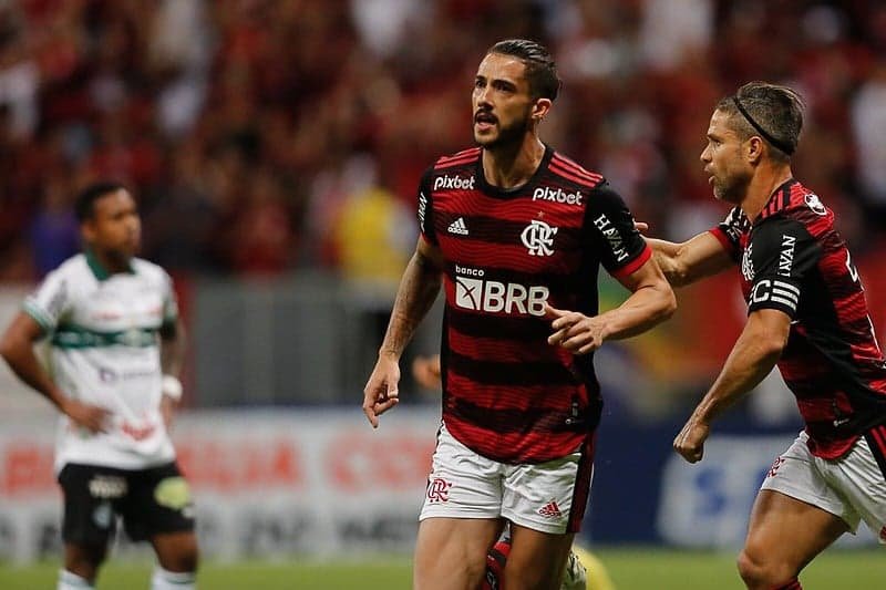 Gustavo Henrique comemorando gol do Flamengo em partida contra o Coritiba pelo Brasileirão de 2022