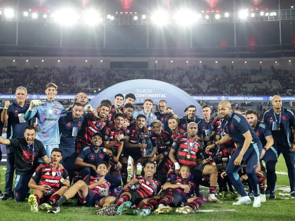 Elenco Sub-20 do Flamengo posando para foto com a taça do Bicampeonato Mundial Sub-20