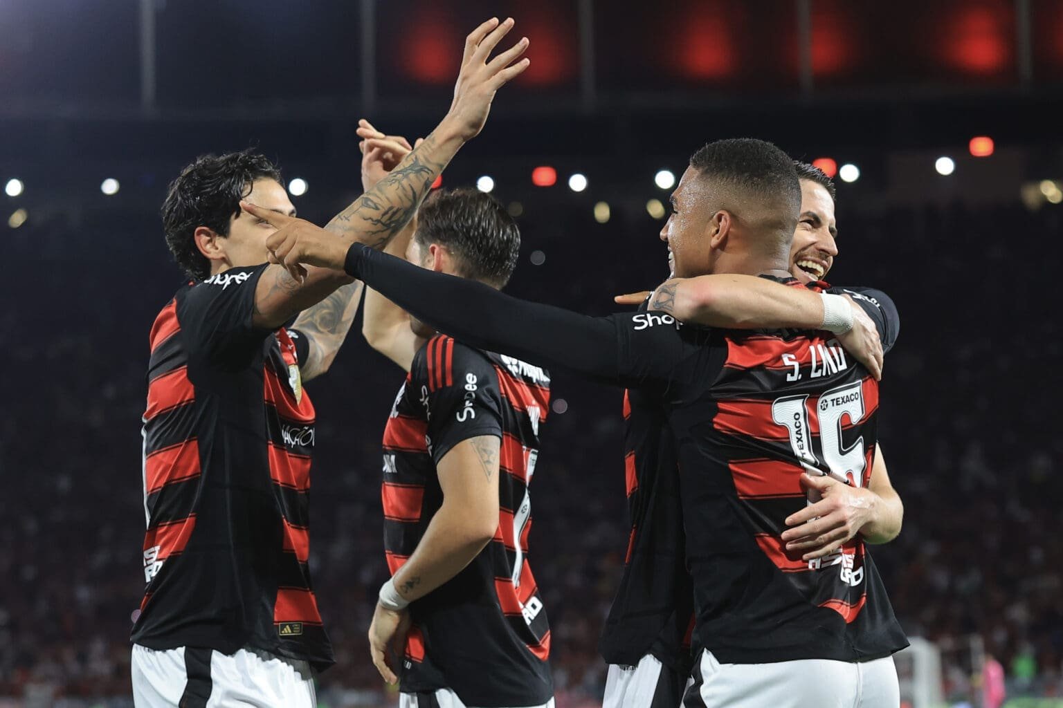 Jogadores do Flamengo comemorando gol contra o Vitória.