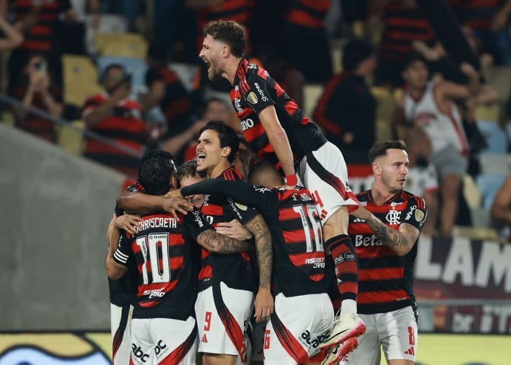 Jogadores do Flamengo abraçam Pedro após gol recorde contra Estudiantes, no Maracanã, pela Libertadores 2025
