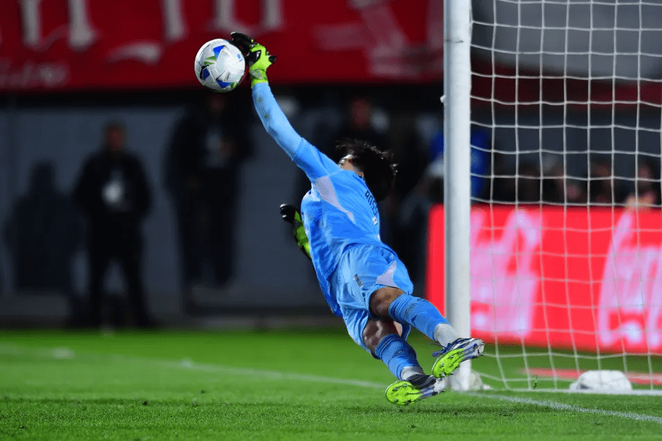 Rossi defendendo pênalti que classificou o Flamengo.