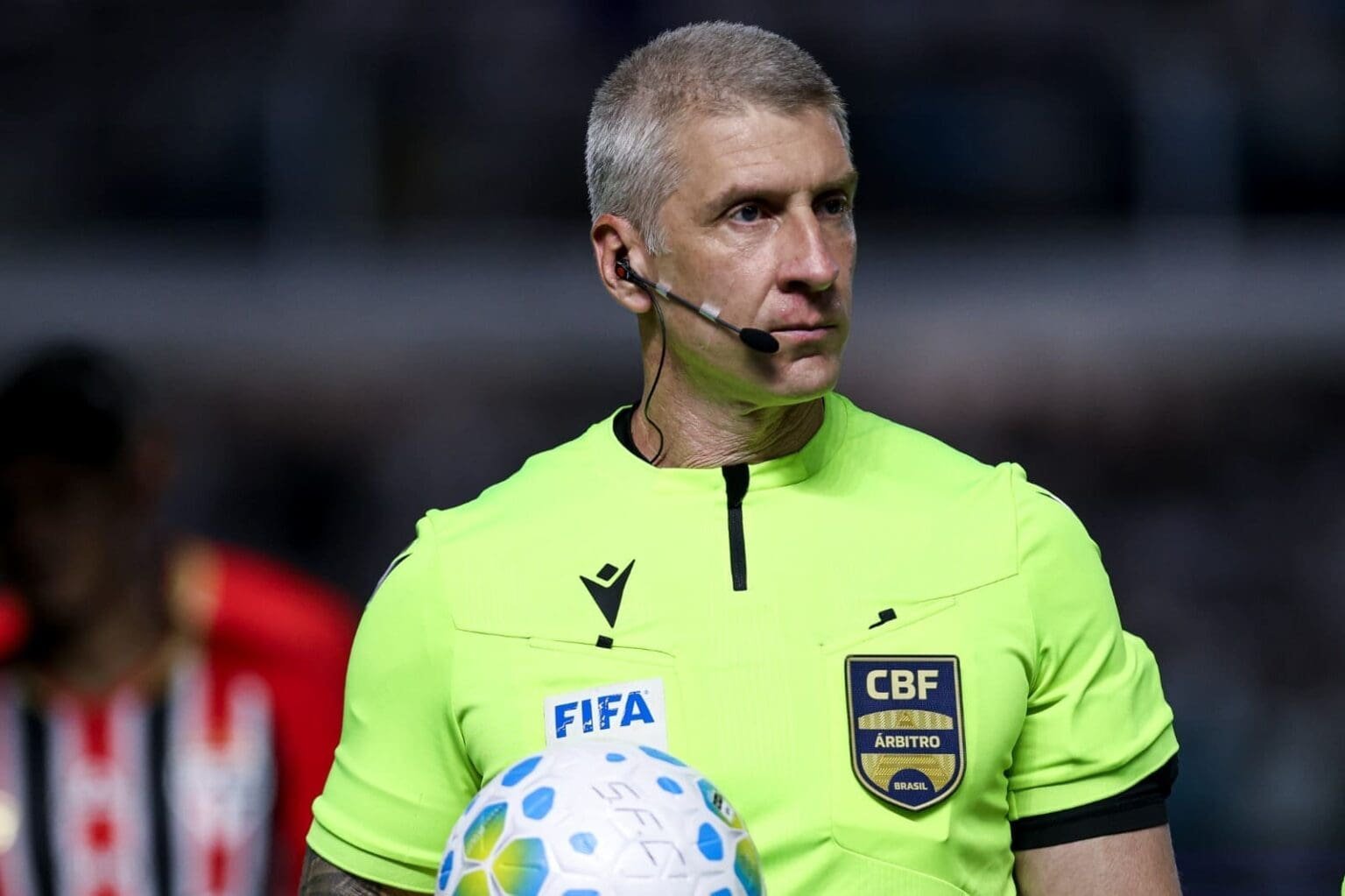 Anderson Daronco durante jogo do Brasileirão; Presidente do Vitória criticou atuação do árbitro contra o Flamengo