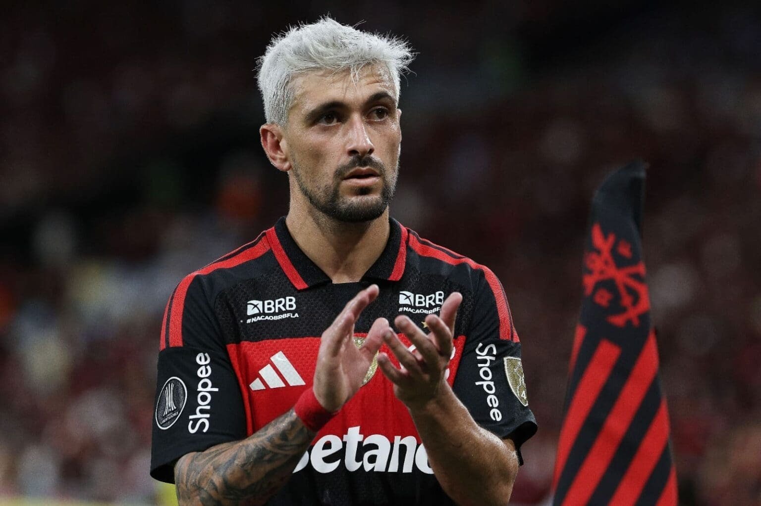 Arrascaeta cumprimente a torcida ao sair de campo em Flamengo x Independiente Medellín