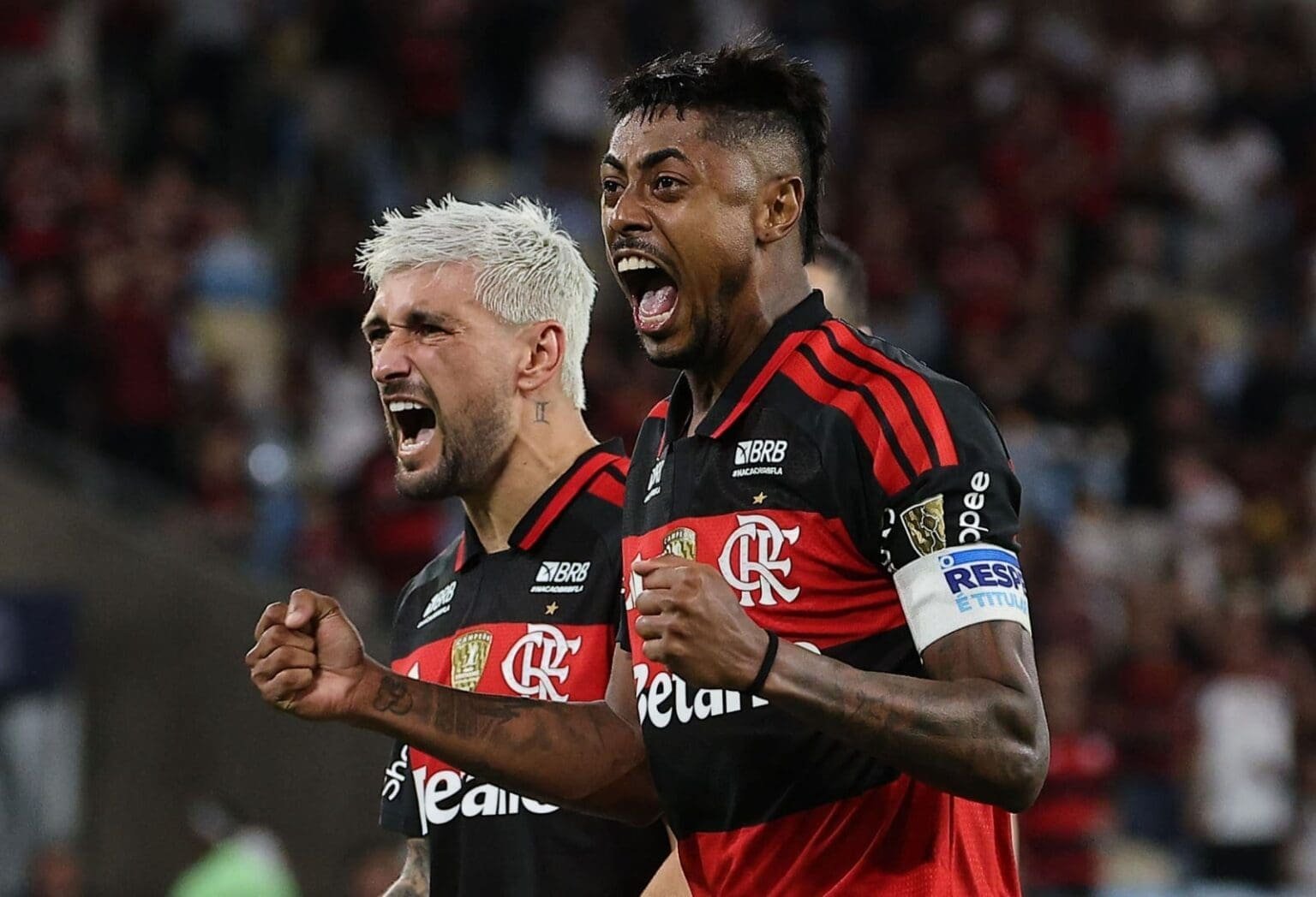 Arrascaeta e Bruno Henrique comemoram gol do Flamengo na Libertadores
