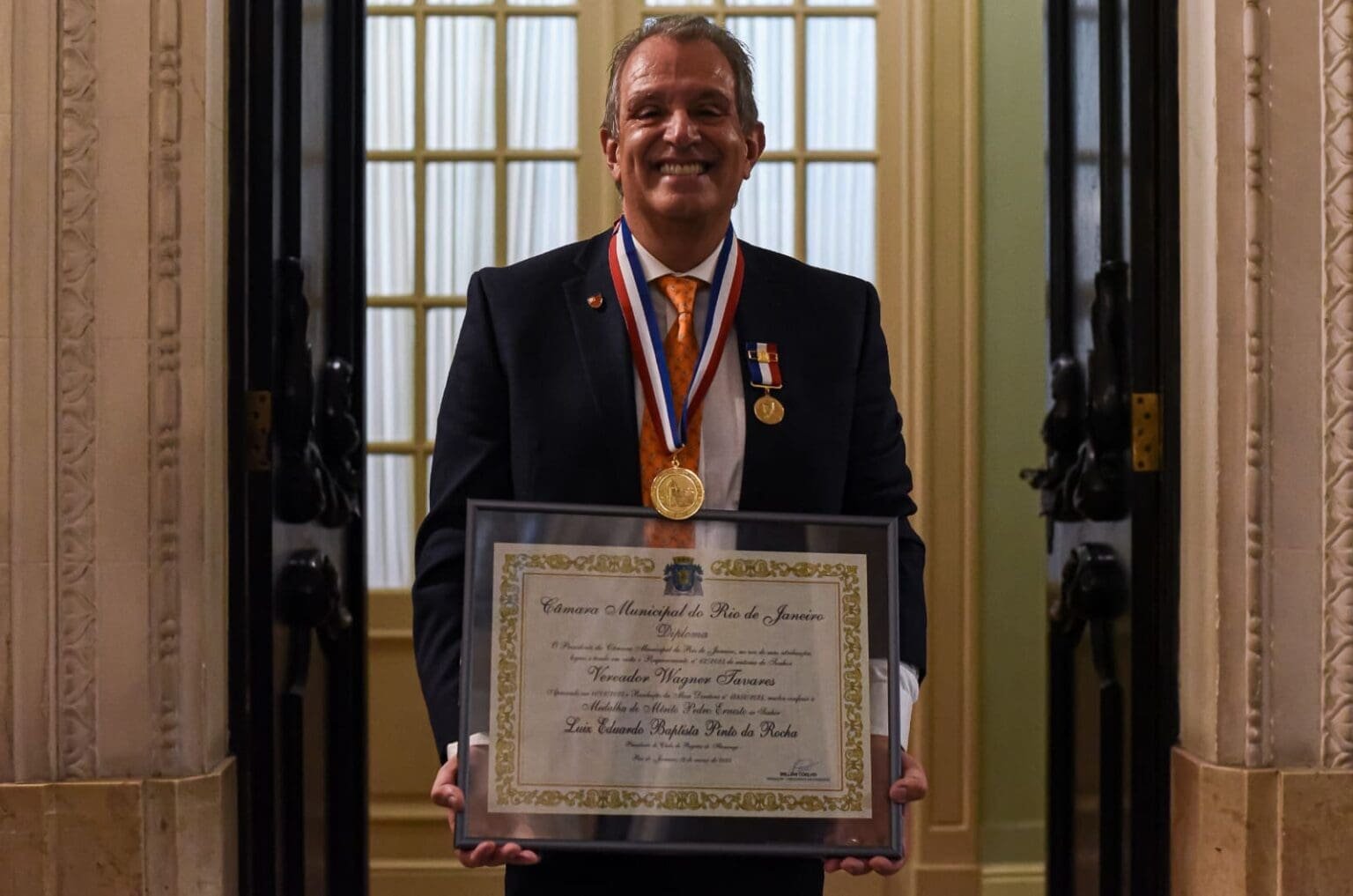 Bap, presidente do Flamengo, com a Medalha Pedro Ernesto concedida pela Câmara Municipal