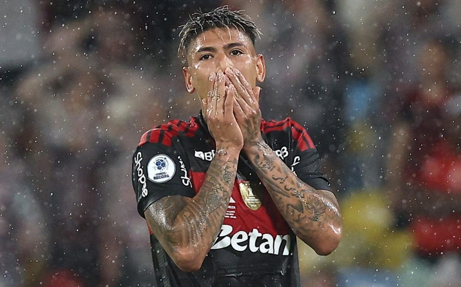 Carrascal leva as mãos à boca ao lamentar chance perdida em jogo do Flamengo; STJD mantém punição do meia
