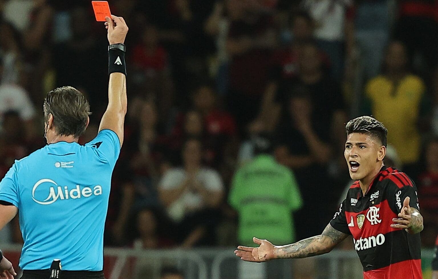 Carrascal reclama com Raphael Claus após receber o cartão vermelho