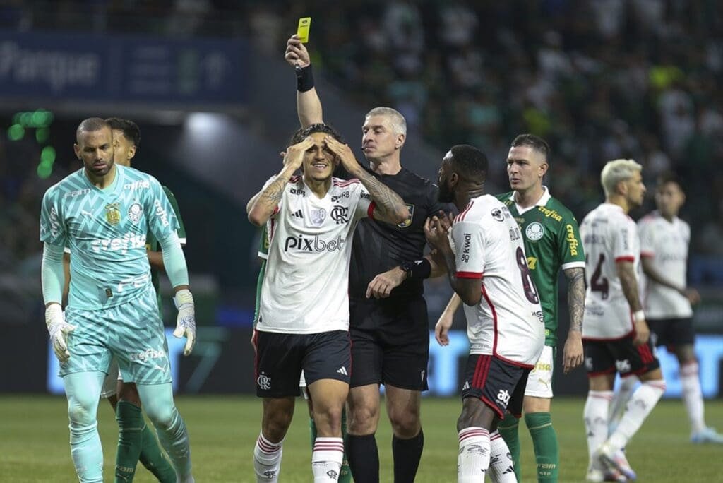 Daronco dá cartão amarelo para Pedro durante Palmeiras 1x0 Flamengo na Copa do Brasil 2024; Daronco apita Flamengo x Vitória nesta quarta