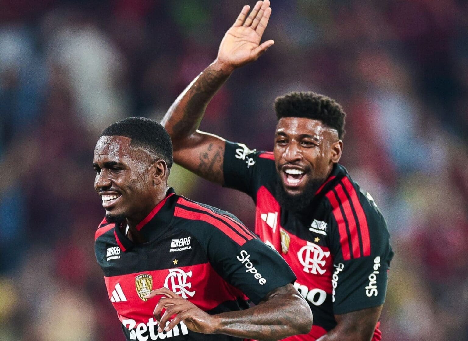 Evertton Araújo corre sorridente após marcar gol em Flamengo x Vitória, enquanto Emerson Royal se prepara para dar tapa no jovem