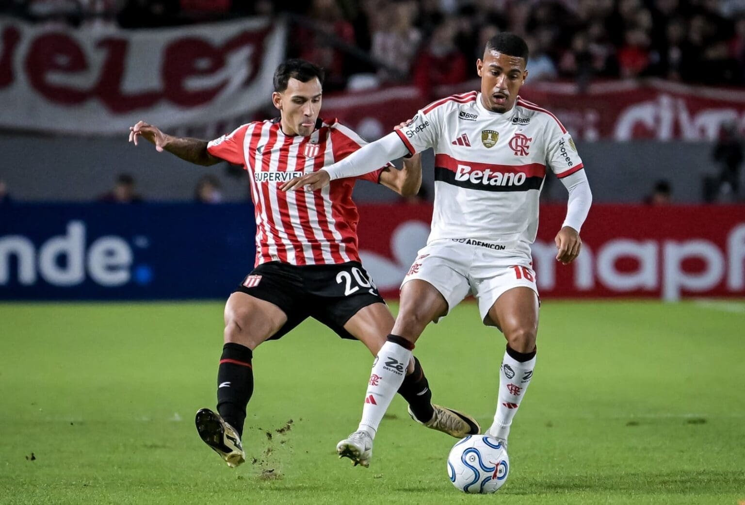 Samuel Lino domina a bola enquanto é marcado por jogador do Estudiantes; veja ficha técnica e estatísticas de Estudiantes x Flamengo