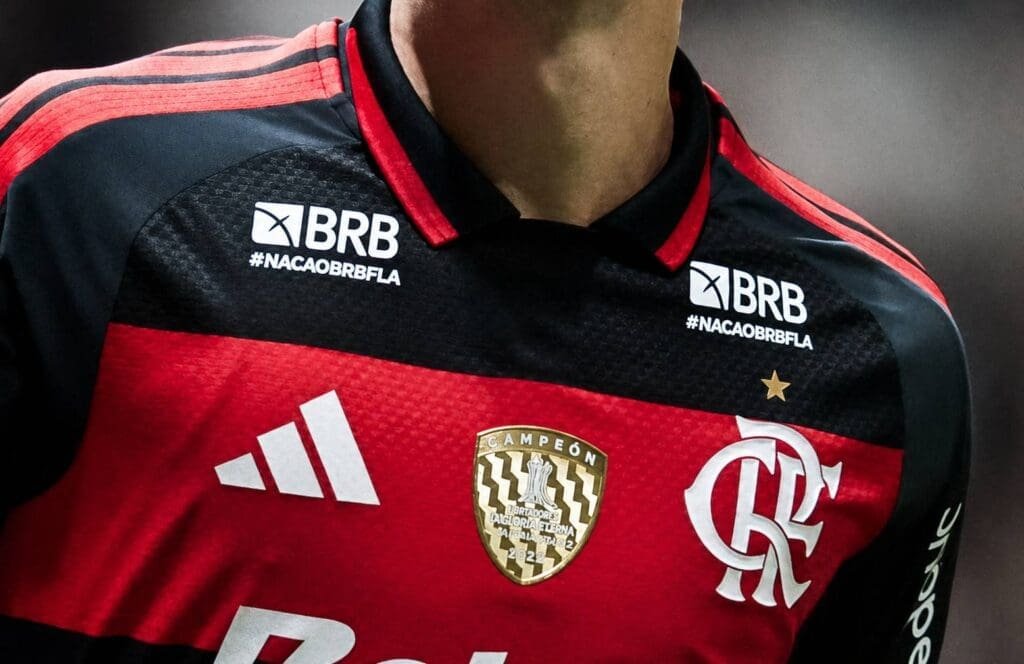 Close no uniforme do Flamengo com patrocínio do Nação BRB Fla em destaque