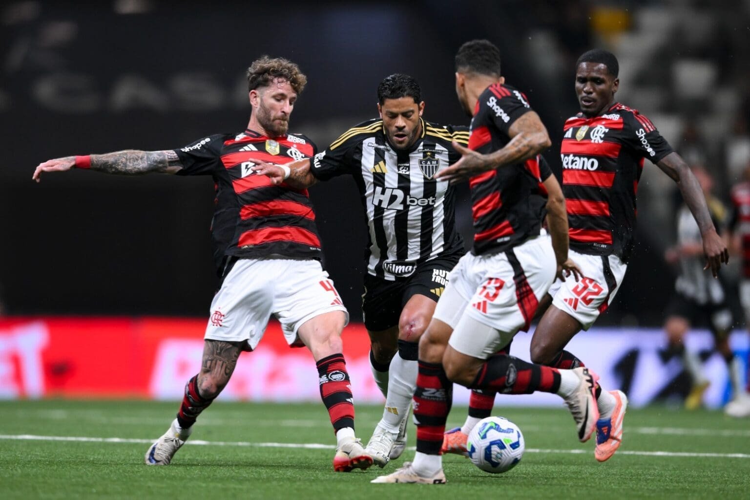 Léo Pereira, Danilo e Evertton Araújo marcam Hulk durante Atlético-MG x Flamengo; veja notícias do flamengo hoje