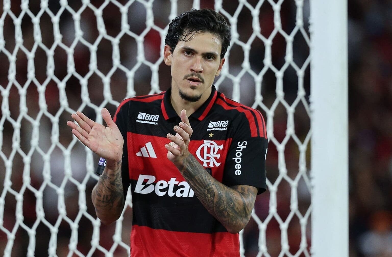 Pedro cumprimenta torcida do Flamengo durante saída de campo