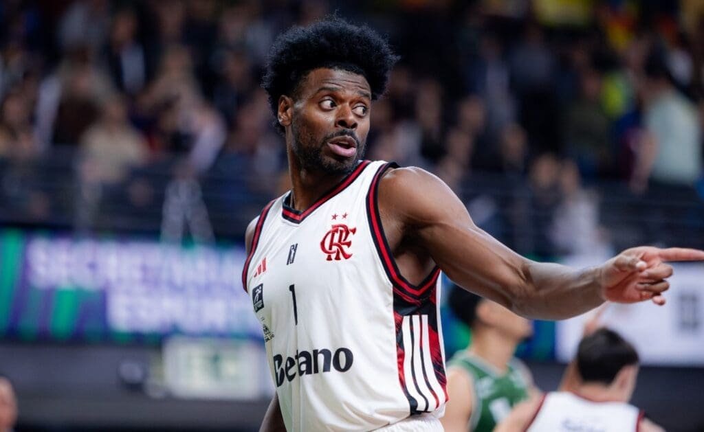 Gui Deodato aponta para a esquerda com o braço esquerdo durante União Corinthians x FlaBasquete pelo Jogo 3 das oitavas do NBB