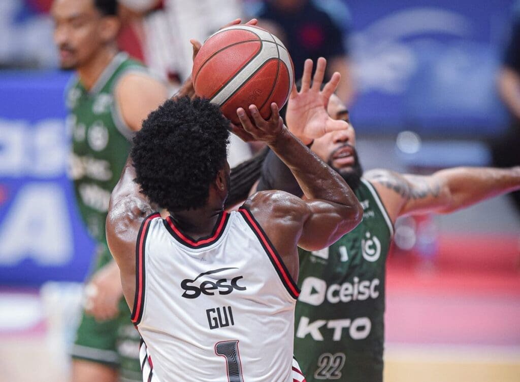 Gui Deodato prepara arremesso no jogo 4 entre FlaBasquete e União Corinthians, pelo NBB, no Maracanãzinho