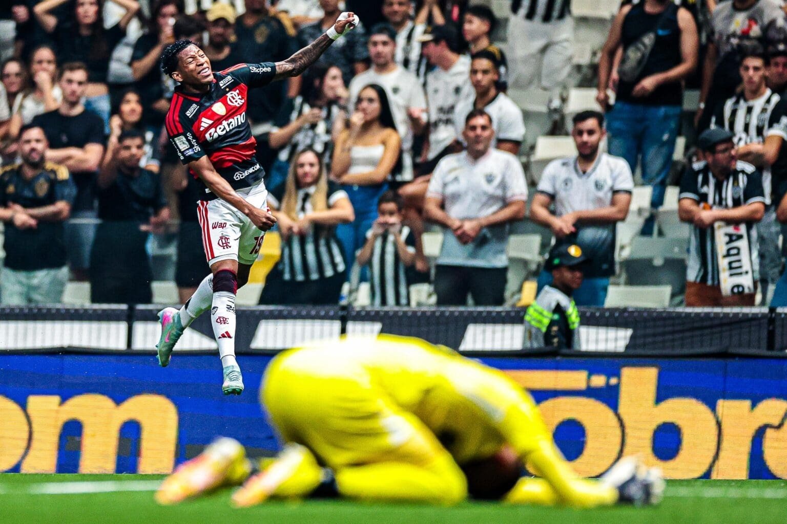 Gonzalo Plata comemora gol em Atlético-MG x Flamengo com Everson vencido no chão