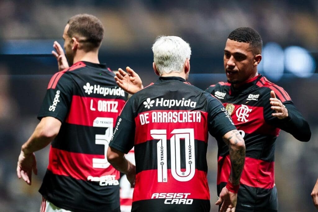Arrascaeta comemora gol com elenco contra Atlético-MG; veja as notícias do Flamengo