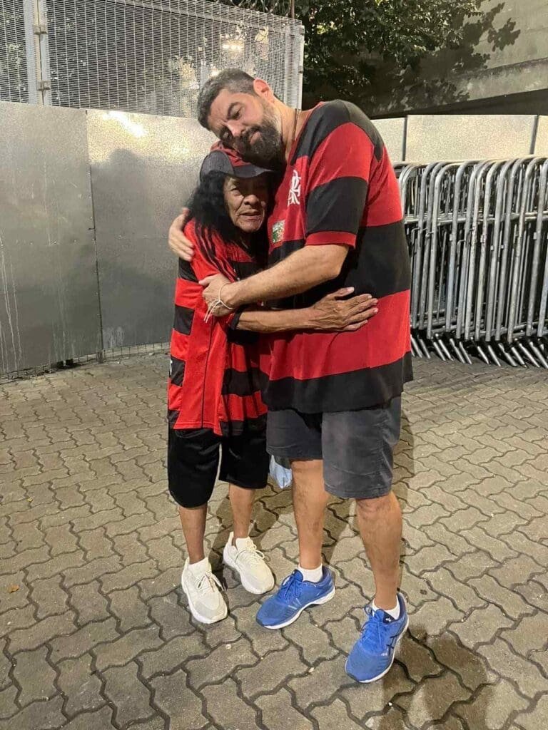 Marcelo Dunlop e o icônico torcedor Santa Cruz se abraçam tristes com a morte de Arthur Muhlenberg