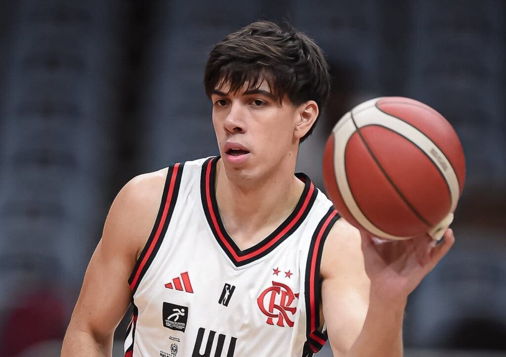 Alex Negrete com a bola durante jogo do FlaBasquete; saiba onde assistir FlaBasquete x União Corinthians