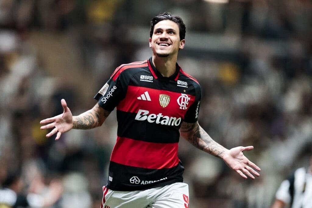 Pedro comemora gol pelo Flamengo com braços abertos