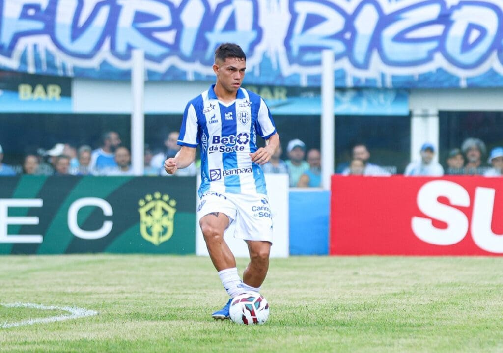 Pedro Henrique, alvo do Flamengo, em ação durante Paysandu x Brusque pela Série C 2026