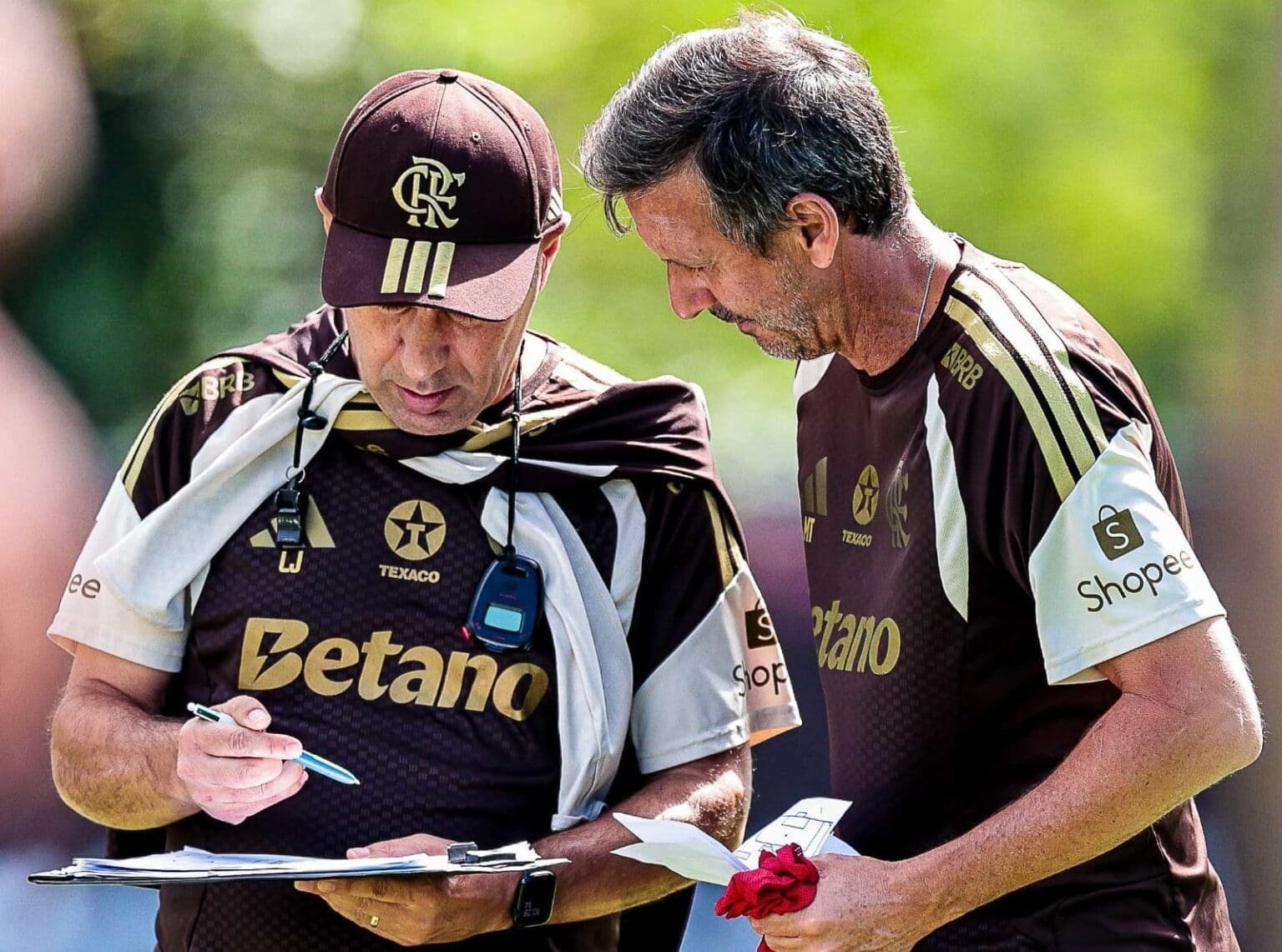 Leonardo Jardim analisa prancheta durante treino no Ninho do Urubu; relacionados Flamengo x Vitória