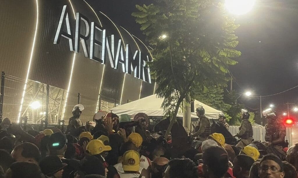 Torcedores do Flamengo retidos na porta da Arena MRV aguardando liberação