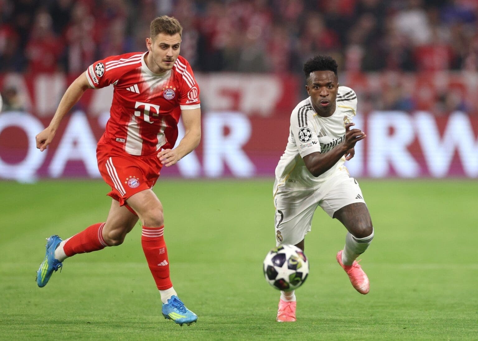 Vini Jr encara a marcação durante Bayern de Munique x Real Madrid pela Champions League