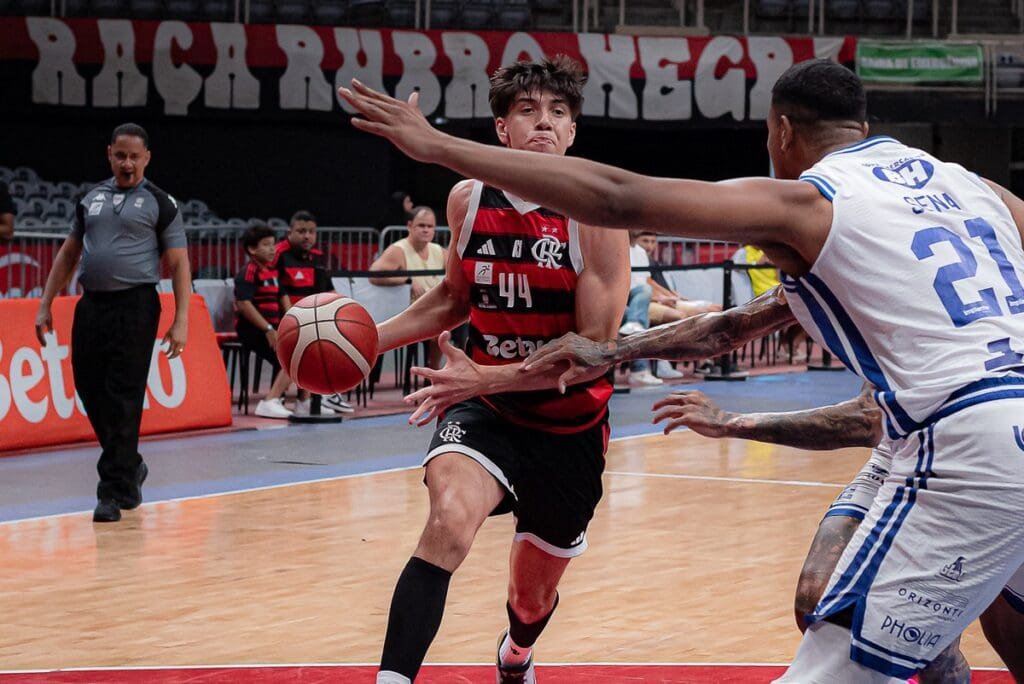 Alex Negerte faz jogada em FlaBasquete x Cruzeiro