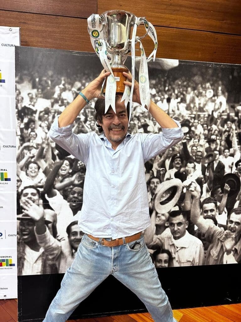 Arthur Muhlenberg com uma taça do Flamengo 