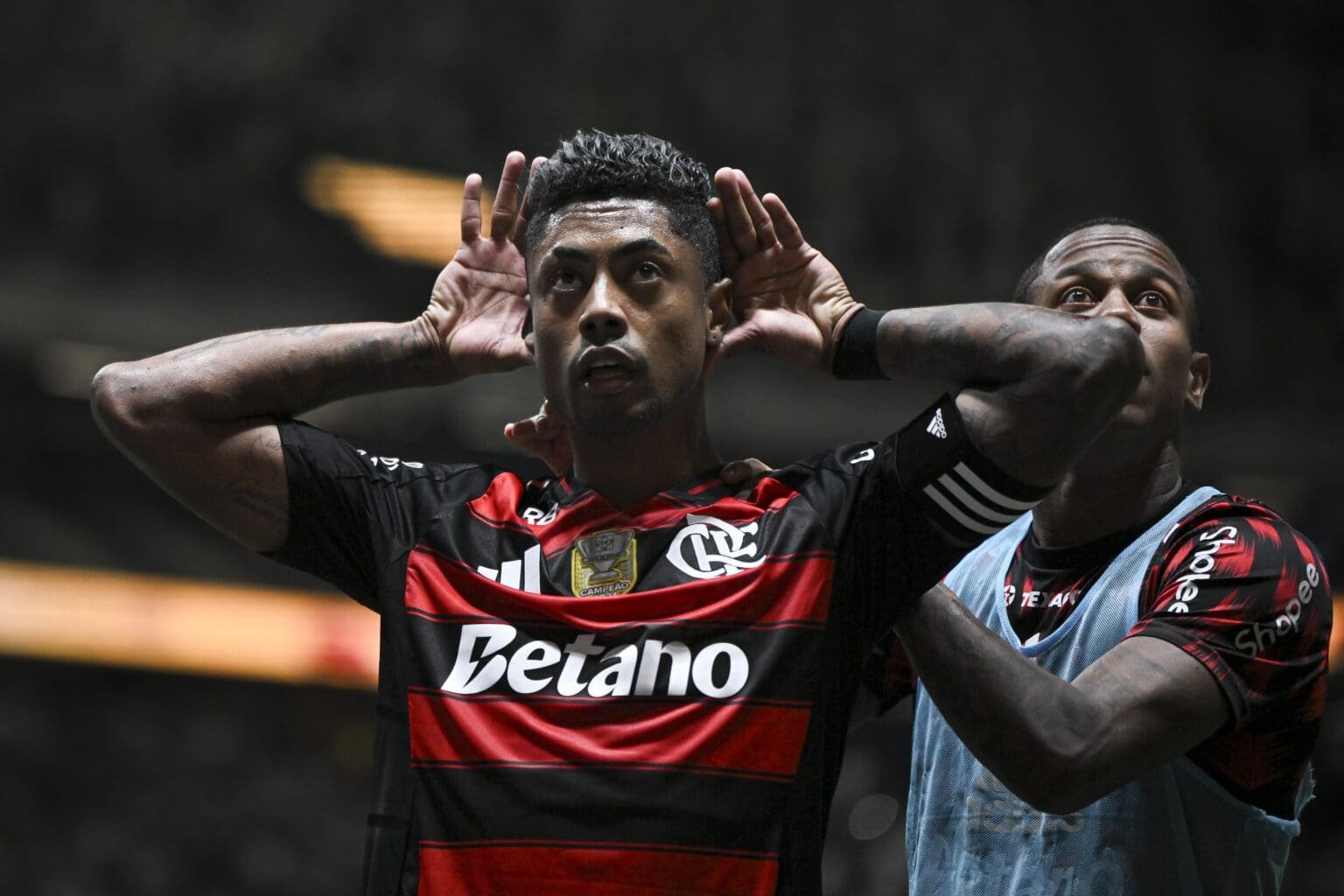 Bruno Henrique comemora gol contra o Atlético-MG na Arena MRV levando mãos aos ouvidos