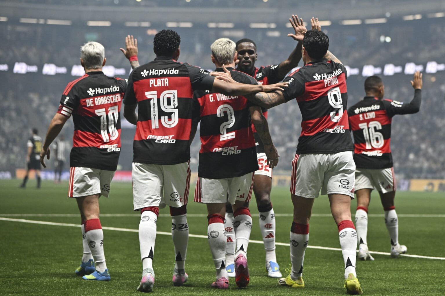 Jogadores comemoram gol fora de casa; próximos jogos do Flamengo tem duas partidas longe do Rio