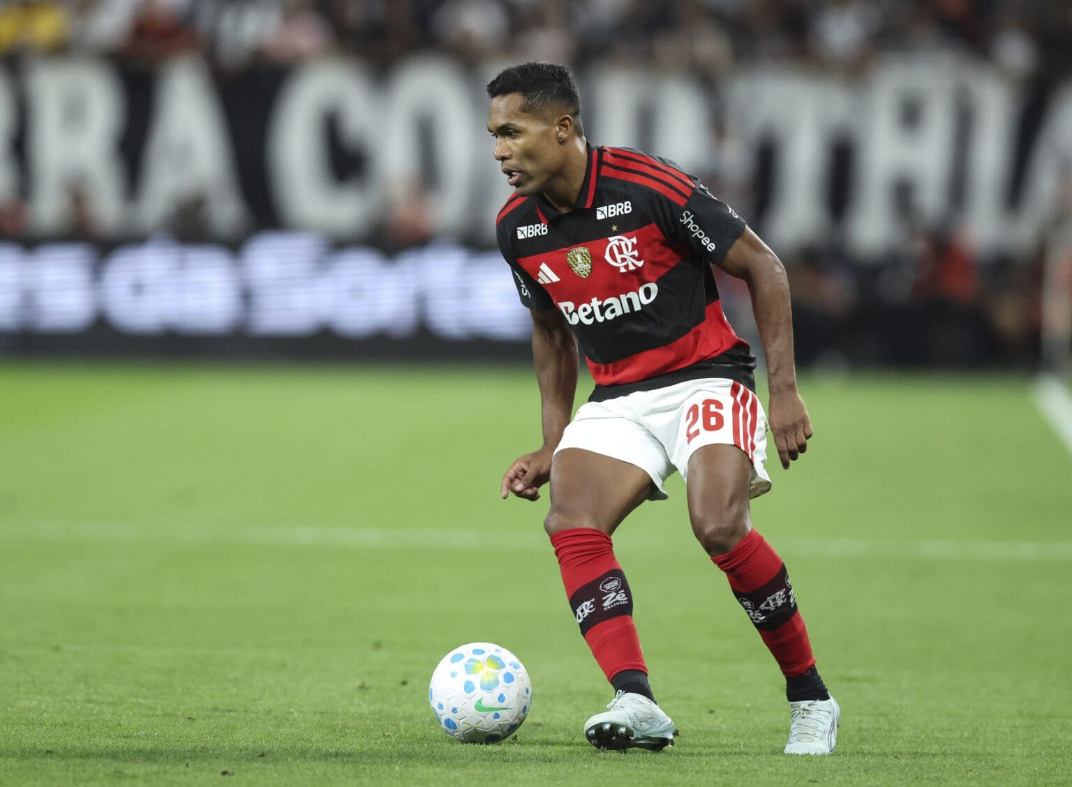Alex Sandro em campo pelo Flamengo