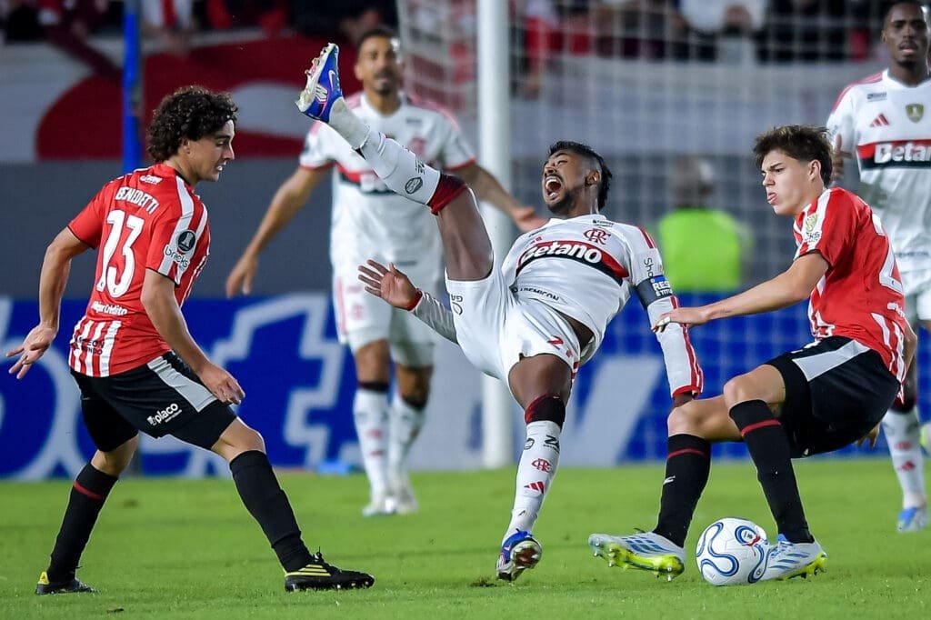 Bruno Henrique sofre entrada forte em Estudiantes x Flamengo na Libertadores