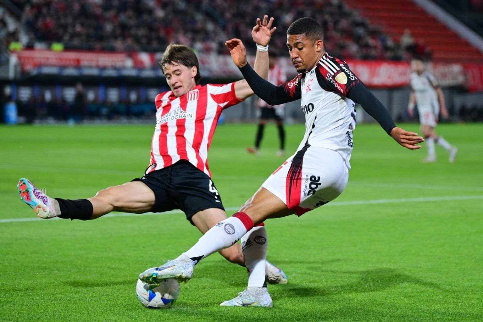 Samuel Lino durante Estudiantes x Flamengo em 2025, na Argentina