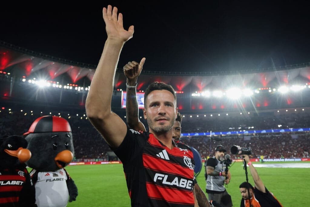 Retorno de Saúl no Flamengo próximo; craque acena para torcedores do Flamengo em jogo no Maracanã