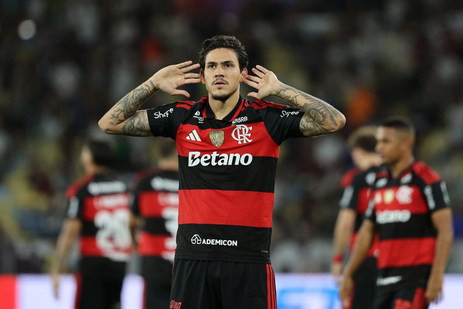 Independiente Medellín contra o Flamengo, pode ter grandes problemas defensivos que favorecem Pedro e o ataque do Mengão; imagem destaca artilheiro rubro-negro comemorango gol pelo Mais Querido e levando mãos aos ouvidos na comemoração