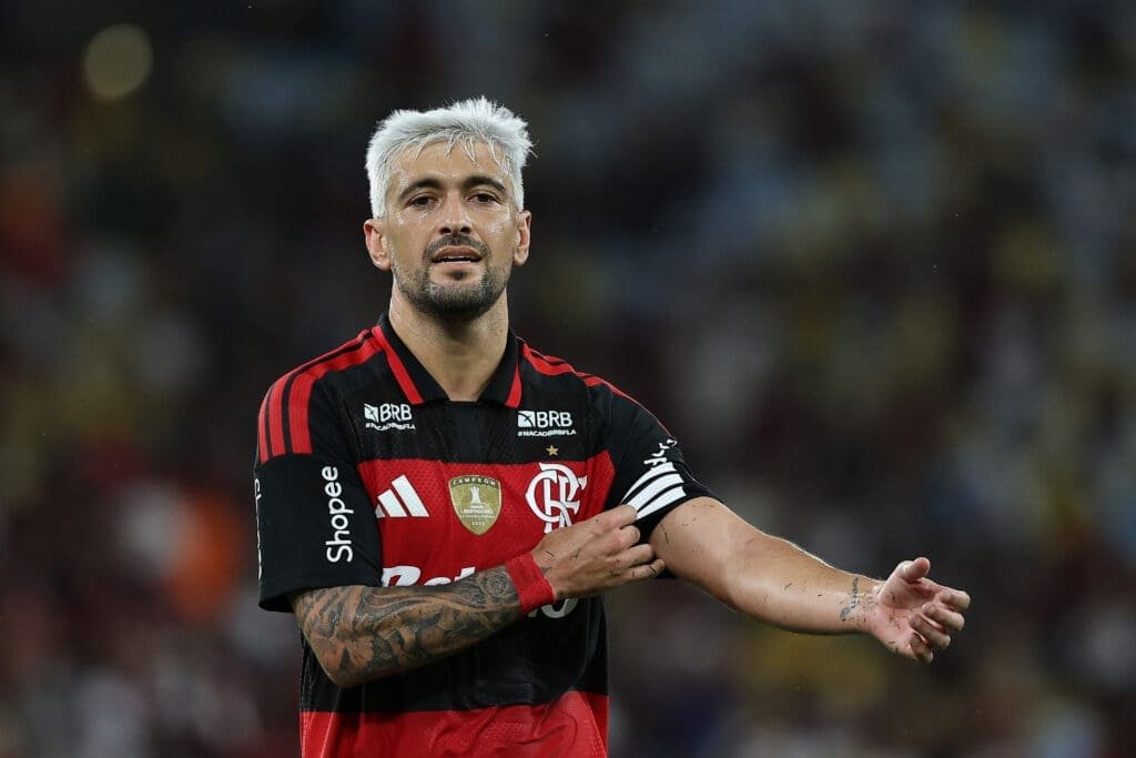 Arrascaeta no Flamengo deixando campo e tirando a braçadeira de capitão durante jogo no Maracanã