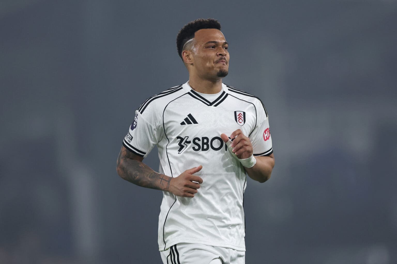 Rodrigo Muniz em campo pelo Fulham