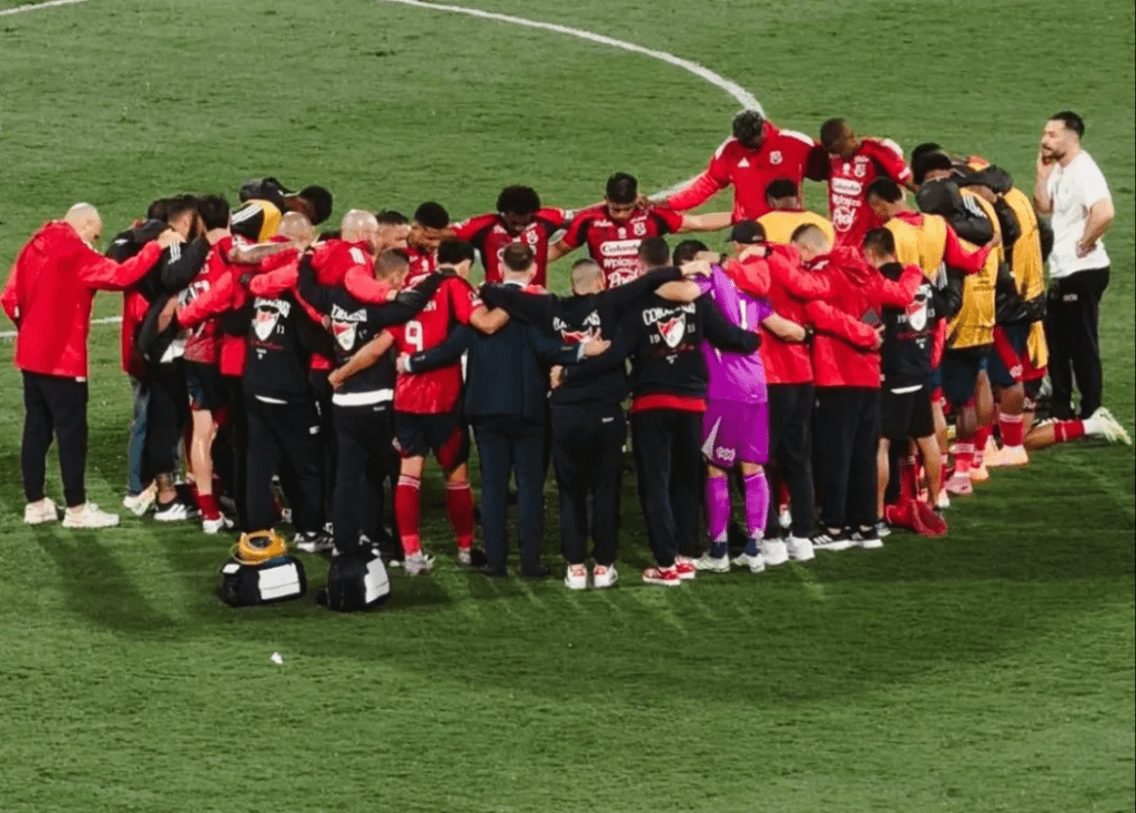 Flamengo x Independiente Medellín assusta torcida adversária; jogadores colombianos reunidos antes de jogo