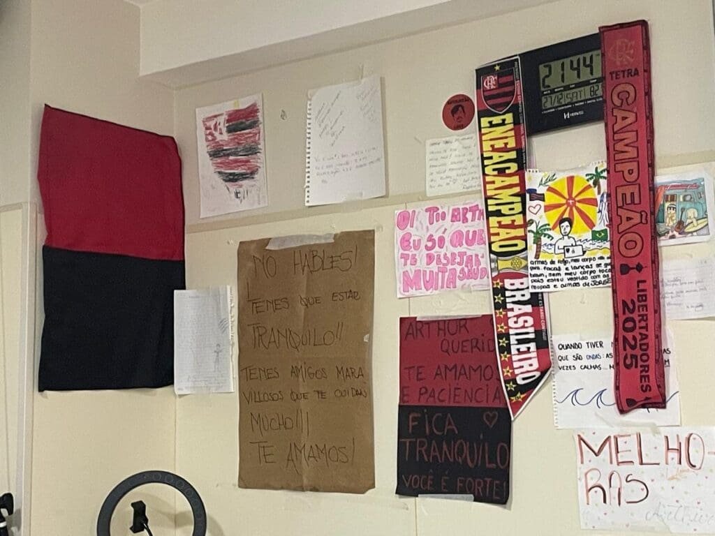 Parede do quarto em que Arthur Muhlenberg ficou hospitalizado virou um verdadeiro mural de memórias, homenagens e presentes de amigos e fãs